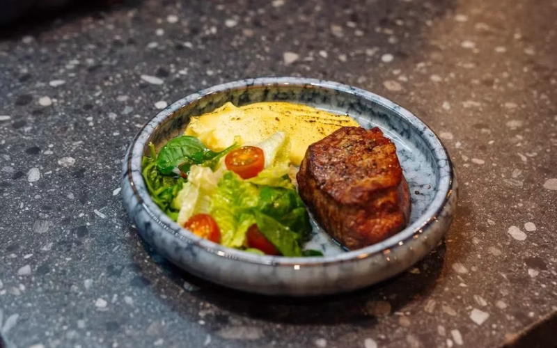 Стейк из говядины с картофельным пюре