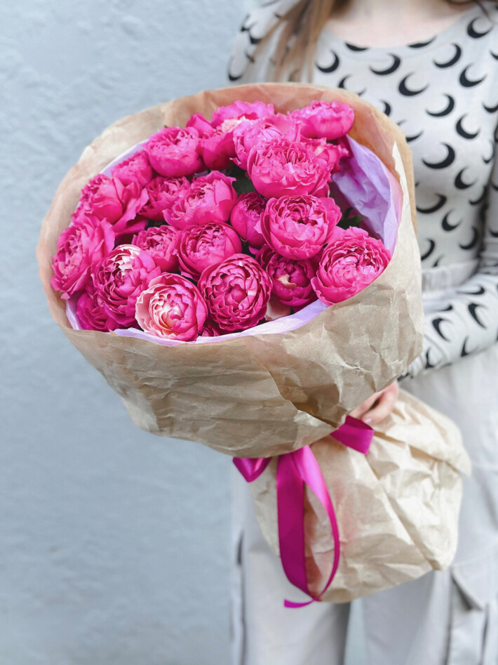 Букет кустовых малиновых роз «Джульетта»