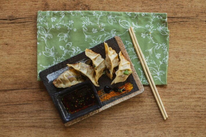 Гёдза на пару с фирменным соусом Бенинеги