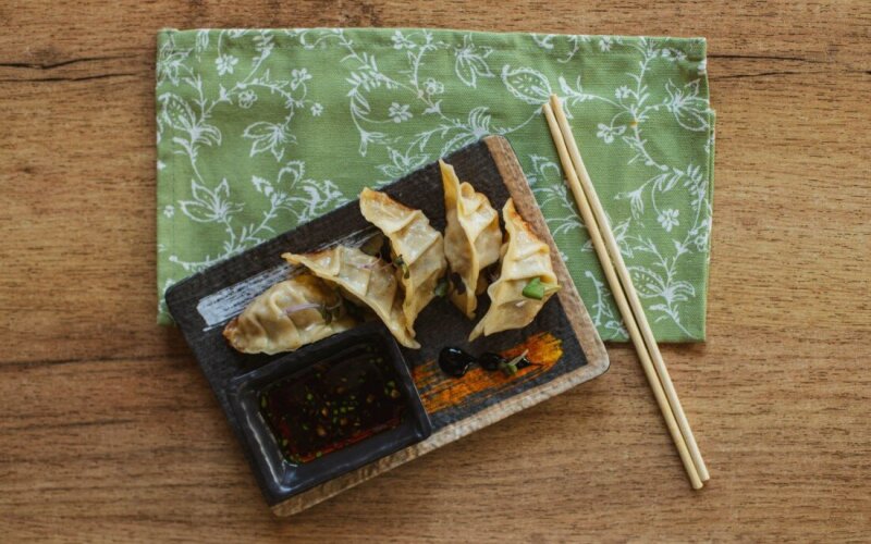 Гёдза на пару с фирменным соусом Бенинеги