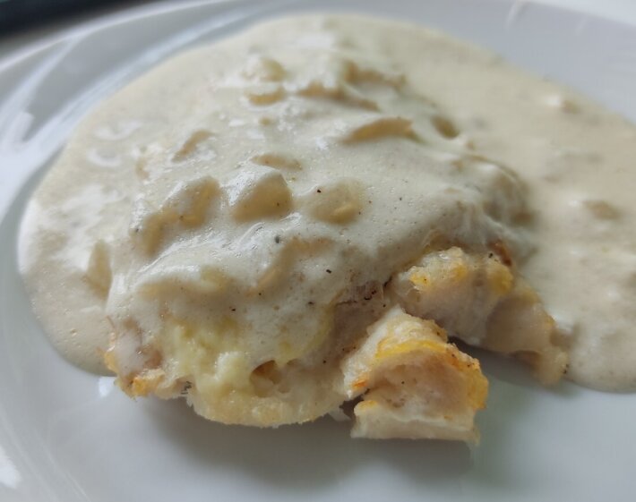 Хек в сливочном соусе