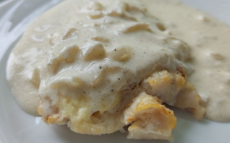 Хек в сливочном соусе