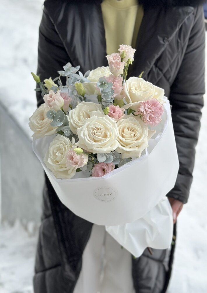 Букет с белыми розами и эустомой