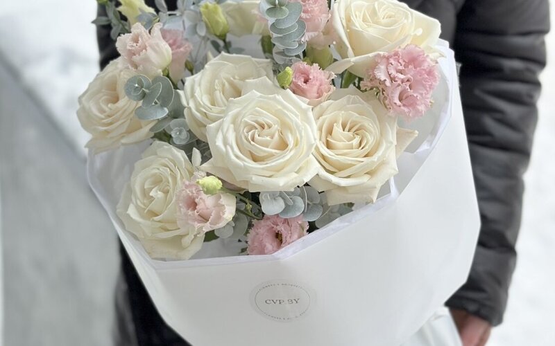 Букет с белыми розами и эустомой