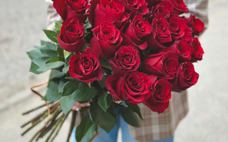 25 красных роз
