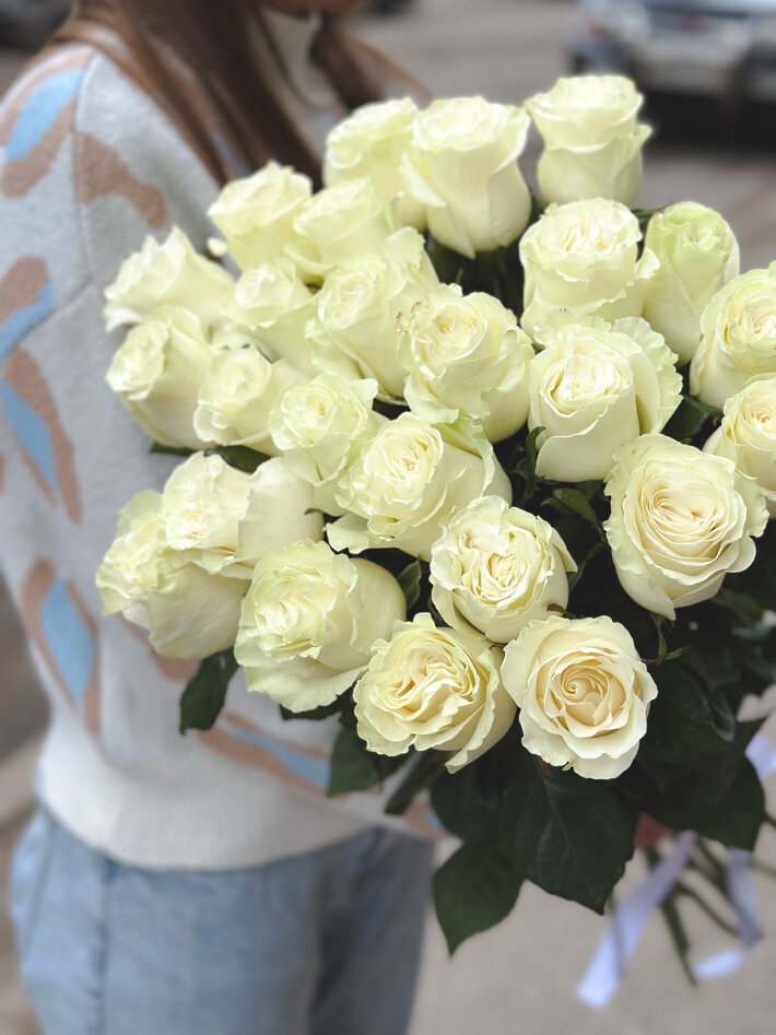 25 белых роз 60 см