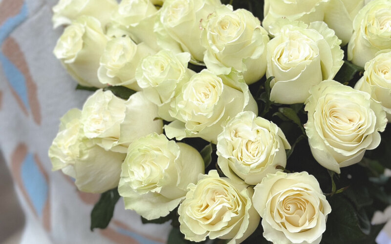 25 белых роз 60 см