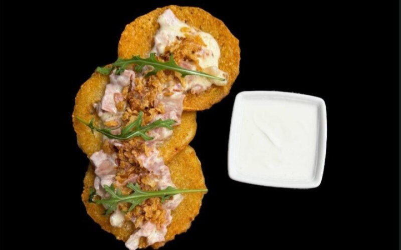 Драники с беконом в сливочном соусе