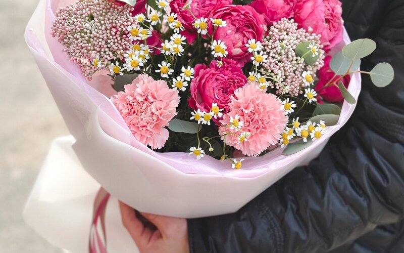 Букет с малиновой пионовидной розой