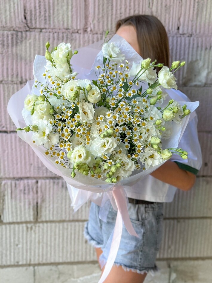 Букет «Эустома и ромашки»