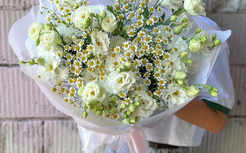 Букет «Эустома и ромашки»
