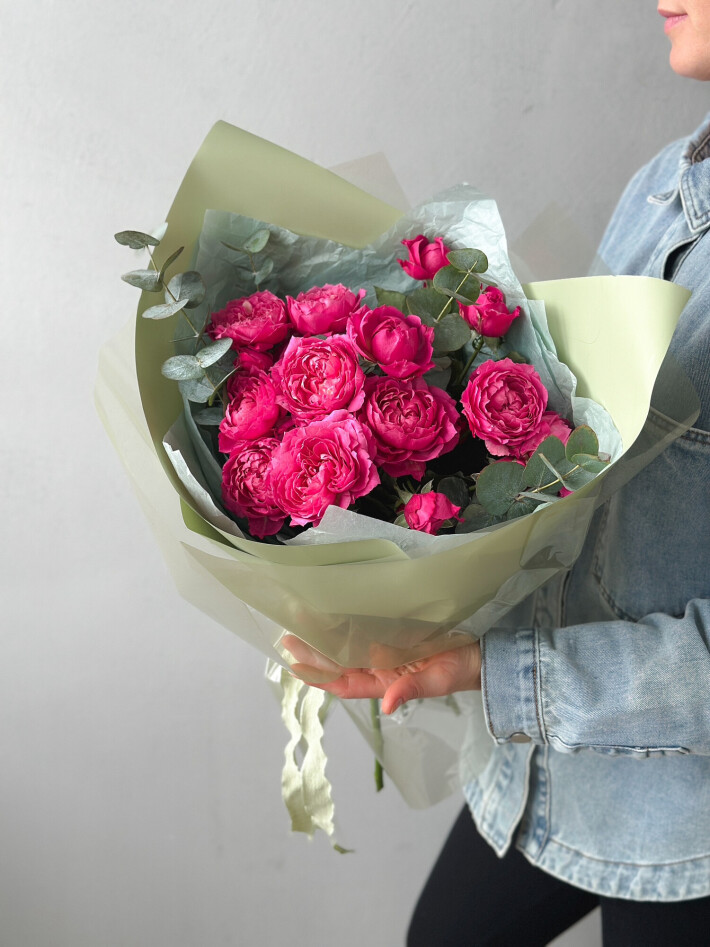 Букет малиновых пионовидных роз
