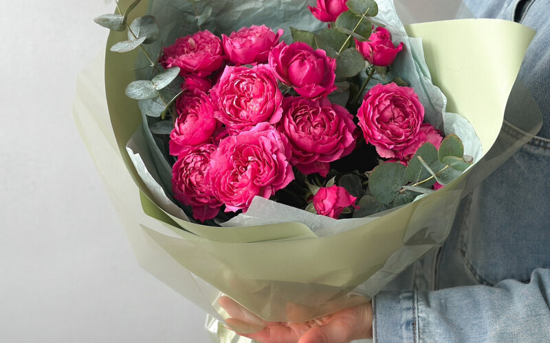 Букет малиновых пионовидных роз