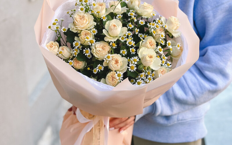 Букет Duo кустовые розы и танацетум