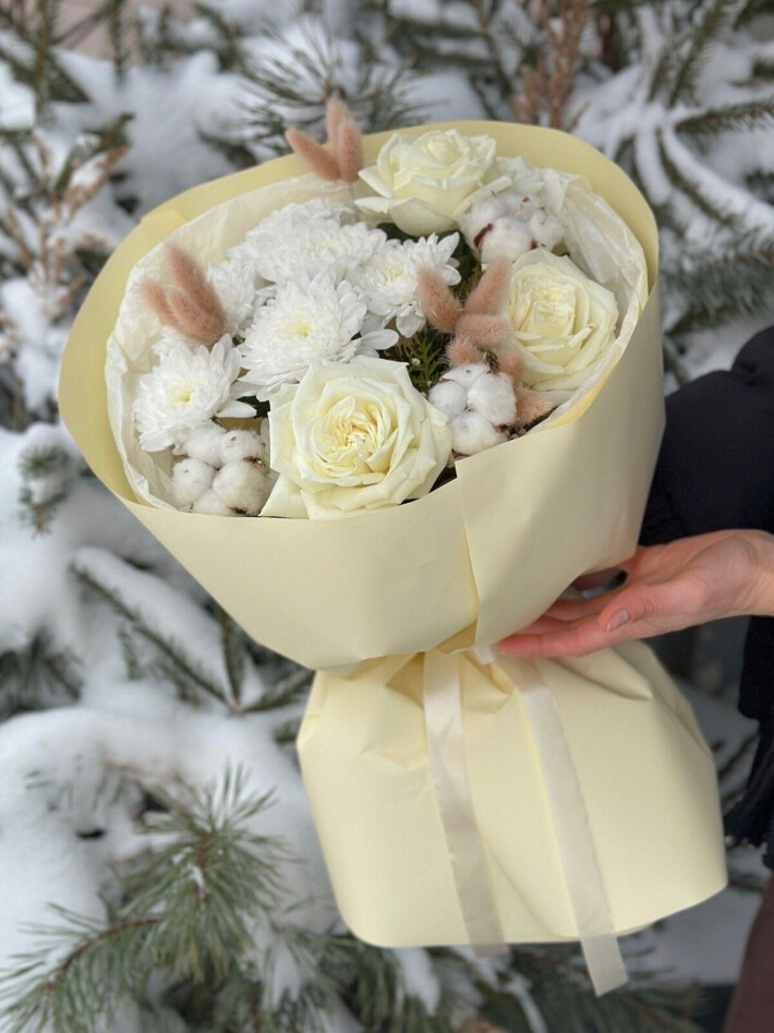 Букет с розами и хлопком