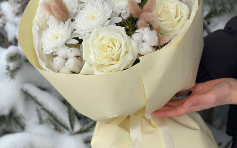 Букет с розами и хлопком