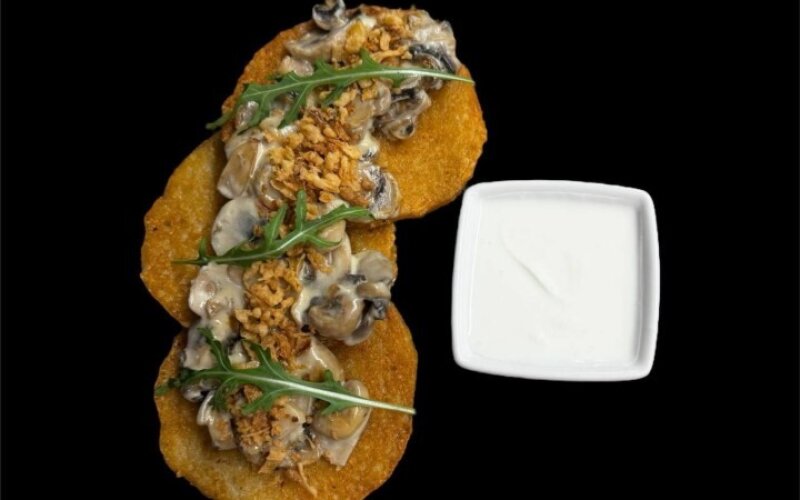 Драники с грибами в сливочном соусе