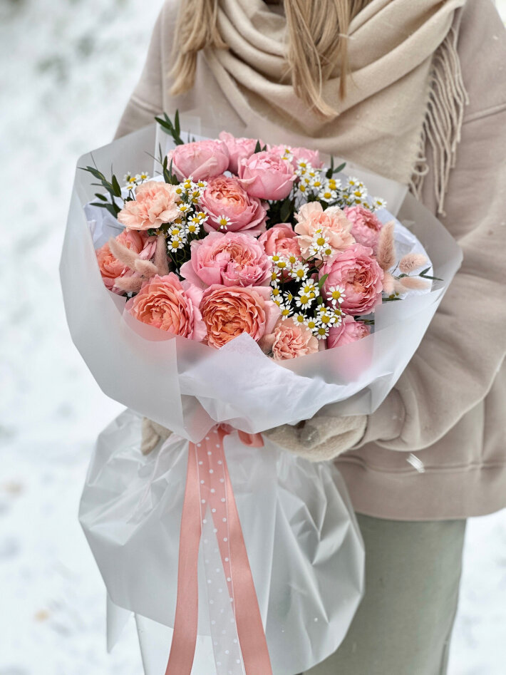 Букет с персиковой кустовой розой