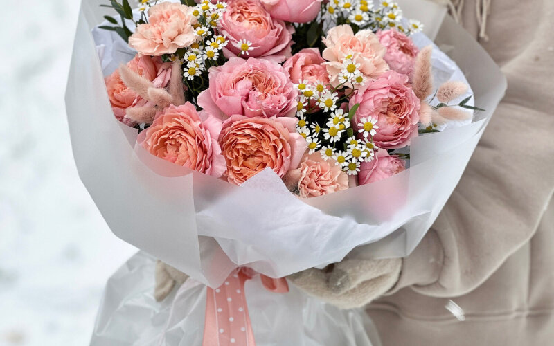 Букет с персиковой кустовой розой