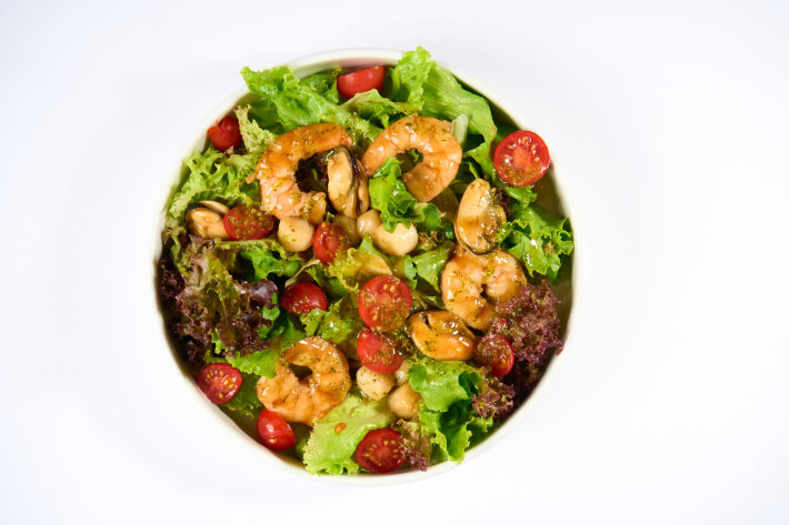 Салат с креветкой и филе апельсина