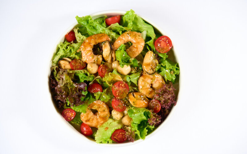 Салат с креветкой и филе апельсина