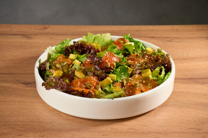 Салат с форелью