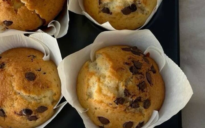 Маффины с вареной сгущёнкой и шоколадными каплями