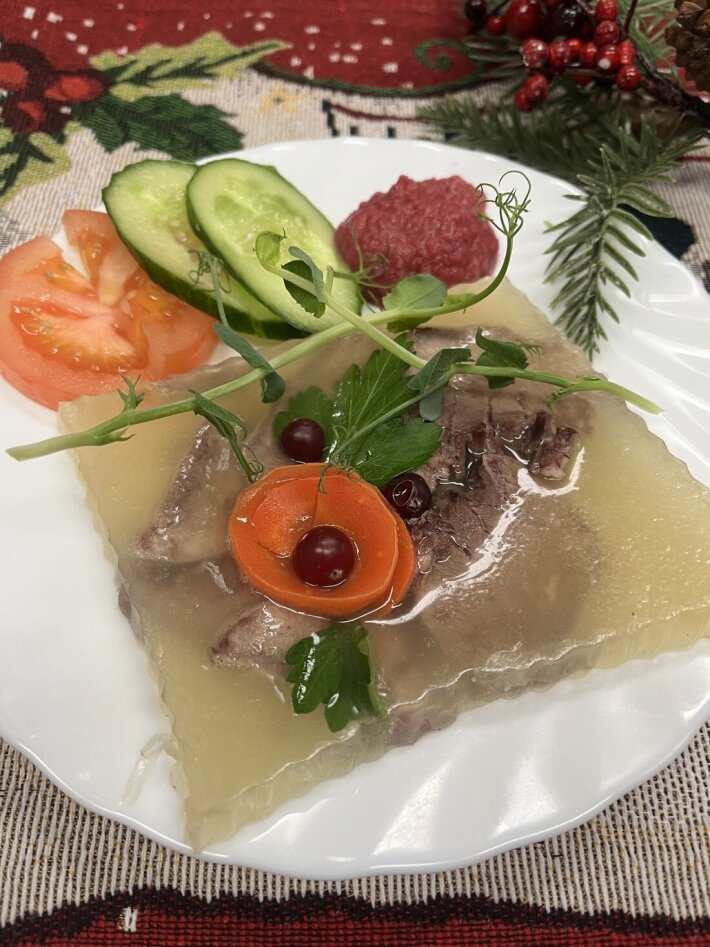 Заливное из языка с хреном и овощами
