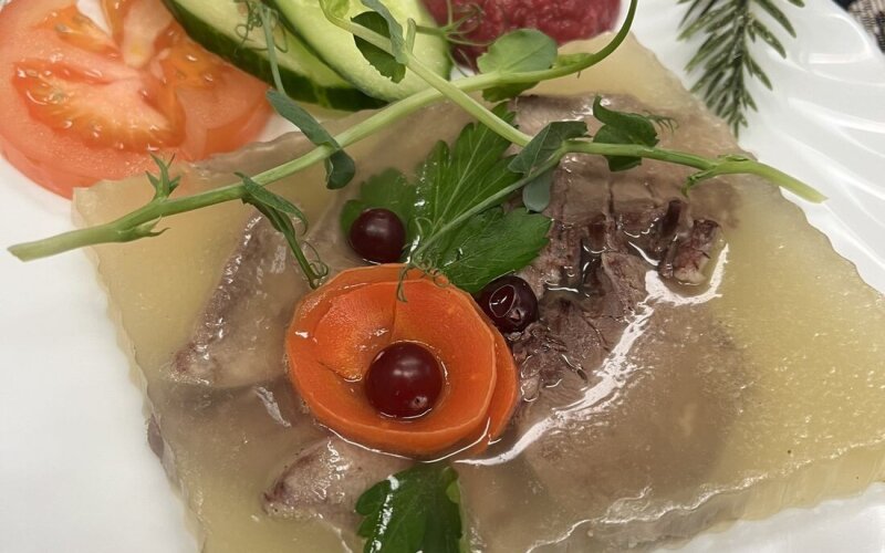 Заливное из языка с хреном и овощами