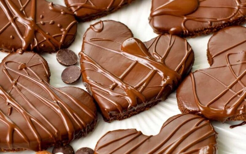 Печенье шоколадно-медовое в виде сердечек