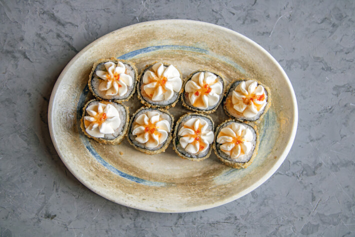 Жареный ролл с креветкой и сыром