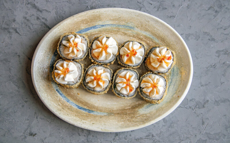 Жареный ролл с креветкой и сыром