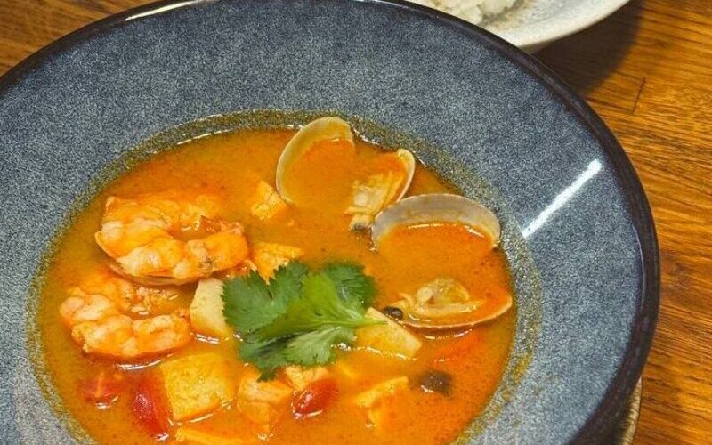 Том ям с морепродуктами