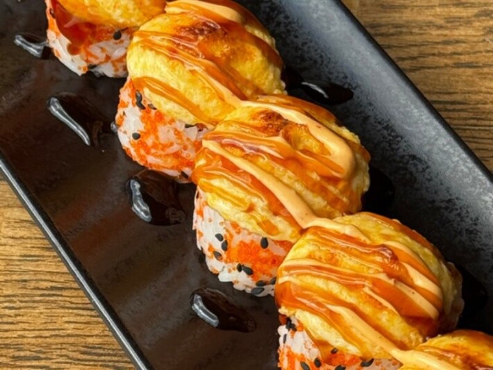 Запечённый ролл с угрём и тобико