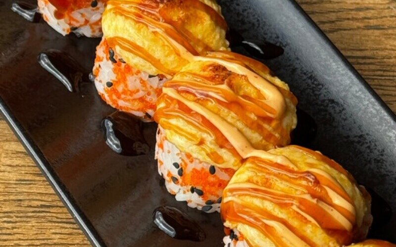 Запечённый ролл с угрём и тобико