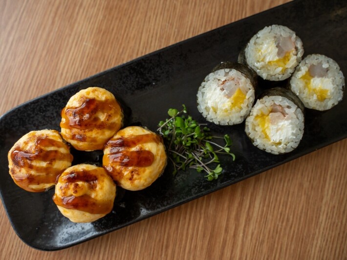 Запечённый ролл с креветкой и манго