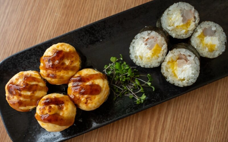 Запечённый ролл с креветкой и манго