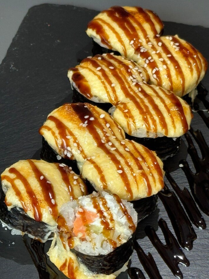 Ролл запеченная форель