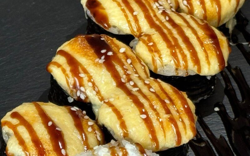 Ролл запеченная форель