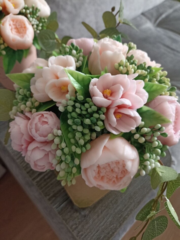 Букет пионов в картонном кашпо