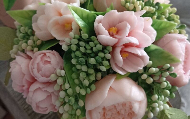 Букет пионов в картонном кашпо