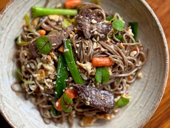 Соба с говядиной в перечном соусе