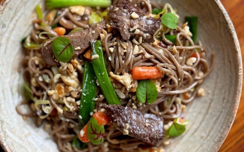 Соба с говядиной в перечном соусе