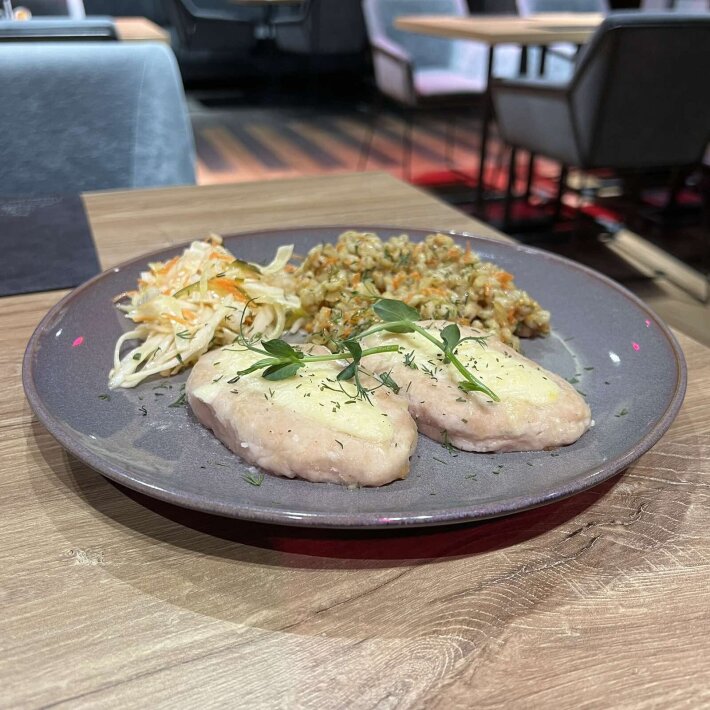 Свинина жареная с яйцом, отварным картофелем и квашеной капустой