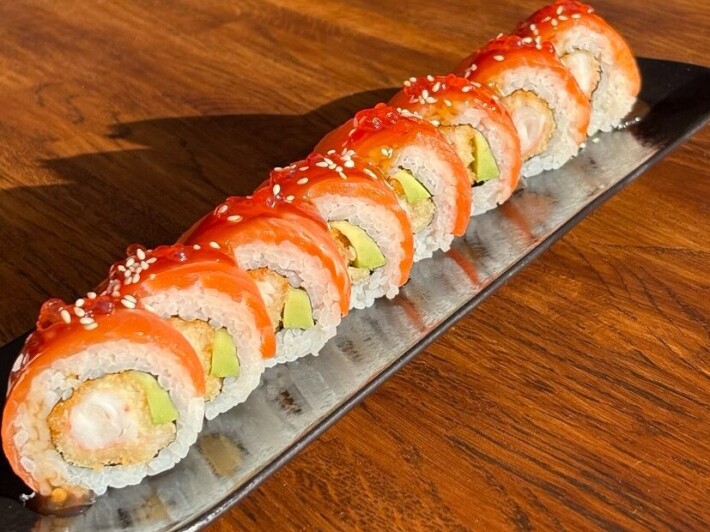 Ролл с креветкой темпура в лососе