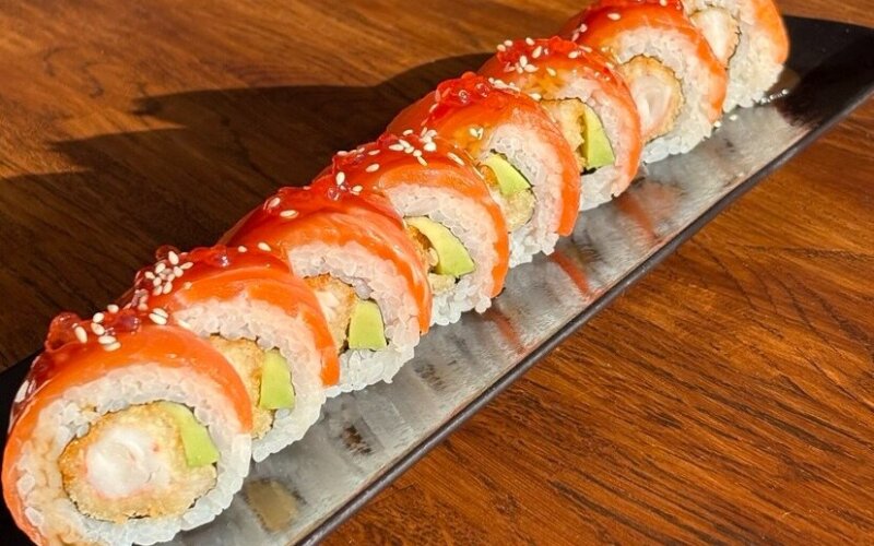Ролл с креветкой темпура в лососе