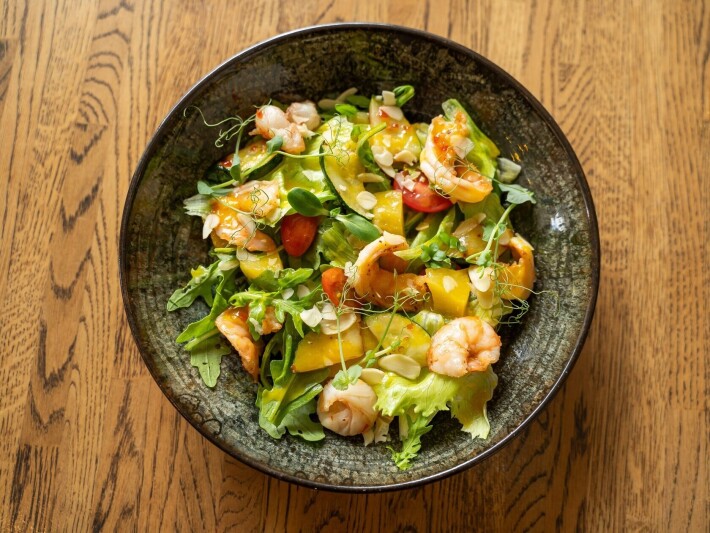 Салат с креветкой и цитрусовой заправкой