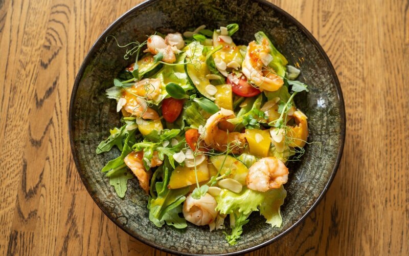 Салат с креветкой и цитрусовой заправкой