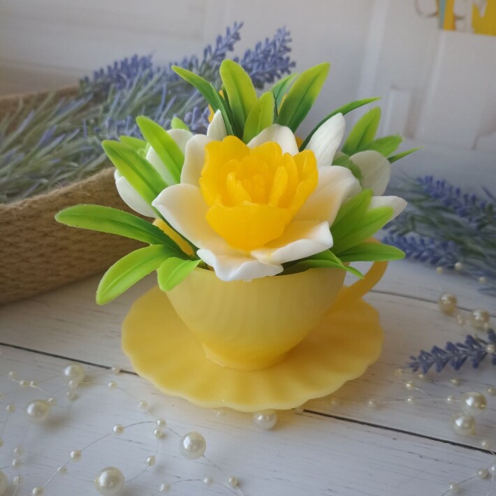 Чашка с нарцисом из мыла