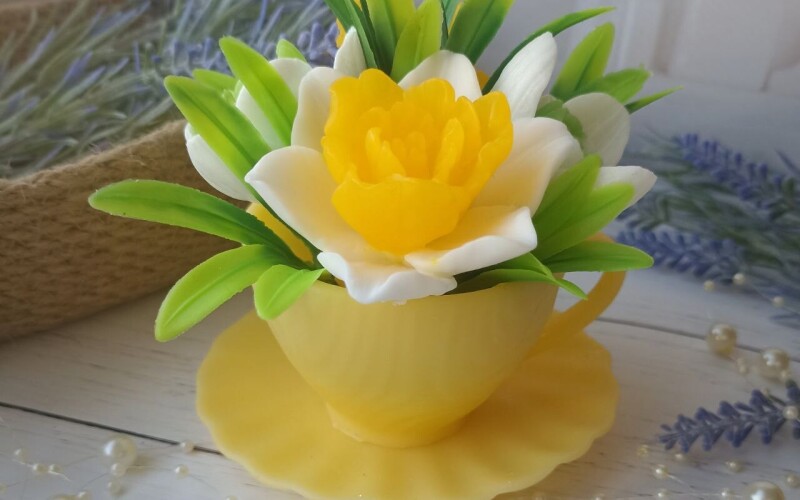Чашка с нарцисом из мыла